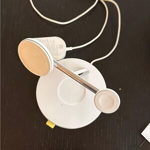 Belkin 
3-in-1 Wireless Charger with MagSafe